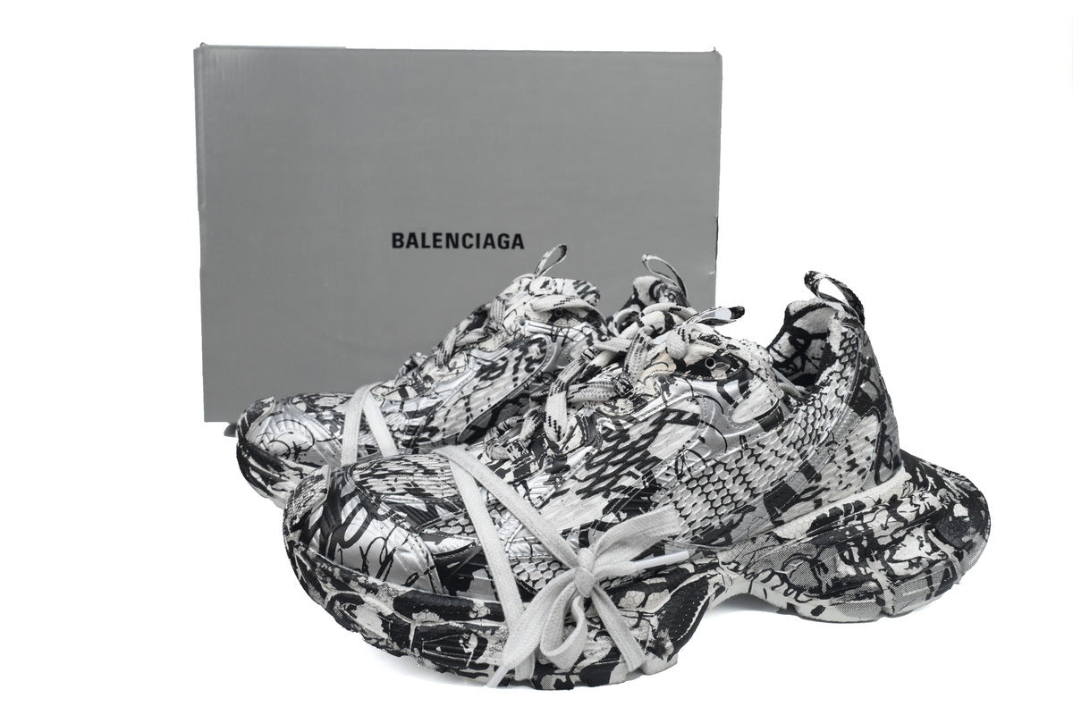 Balenciaga  men's shoes Track 3XL Sneaker ¨C Low-Top Chunky Sole runners Black and White